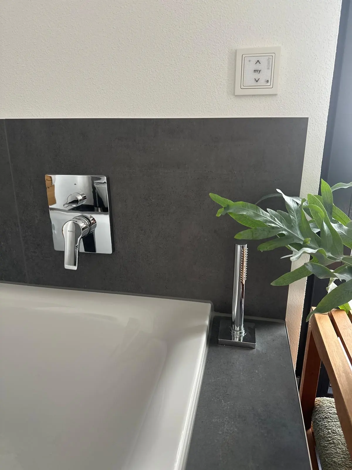 Modern gefliestes Badezimmer